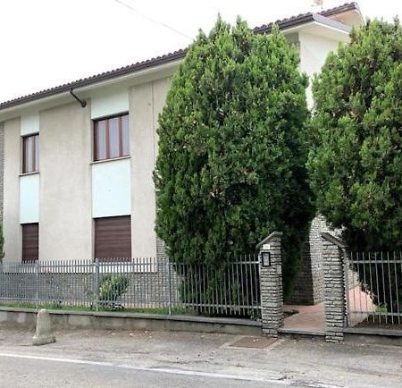 Casa Nebieu In Edificio Indipendente Nel Centro Di Monforte Monforte D'Alba Exterior photo